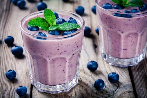 蓝莓含有花青素，可以抵抗自由基造成的疾病、延缓老化、增强免疫力。