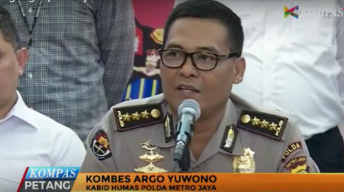 於7月31日，印尼警方發言人阿戈•沃諾（Argo Yuwono 中）表示，他們拘留了153名涉嫌網絡詐騙的中國公民。