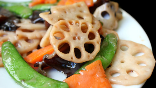 家常小菜炒蓮藕(圖) -青椒- 黑木耳- 百合- 豌豆夾- - 美食與廚藝- - 看中國網- (移動版)