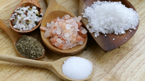 盐具有调味的功能，还能够提味，发挥食物本身的原味，达到美味的加分效果。