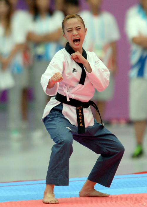 跆拳道品势女将林侃谕夺下台湾世大运首面奖牌。 