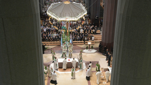 巴塞羅那恐怖攻擊發生後，8月20日西班牙王室及各官員在聖家堂參加了長達90分鐘的儀式，以哀悼罹難者。（圖片來源：Getty images）