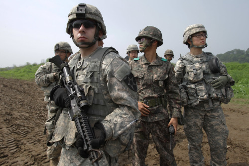 美韓週日達成新的軍費分攤協議，增加首爾為在韓國的美國駐軍支付的費用。圖為美韓軍演。