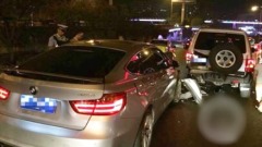 【8.23中國速瞄】夫喊離婚妻開車5連撞(組圖)