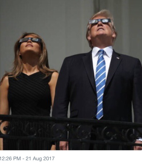 川普总统和第一夫人看日食