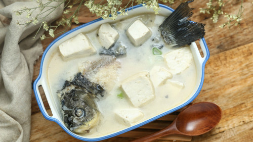 豆腐燉魚是補鈣健骨的絕配。