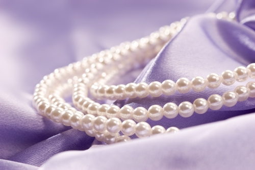 珍珠粗略可以分为天然和人工、海水珠以及淡水珠。