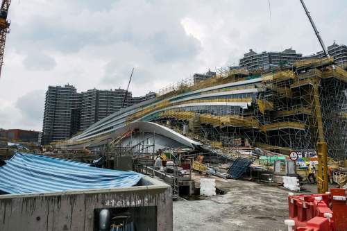 香港高鐵工程嚴重超支延誤，政府近日承認將高鐵所有設施以僅1000元交由港鐵有限公司，被批官商勾結