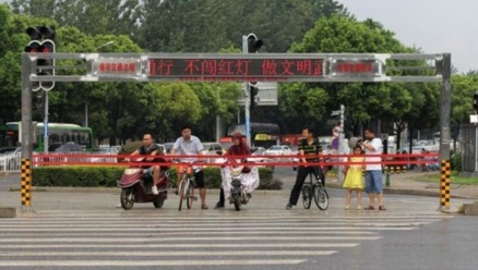 中国人太爱闯红灯只好“拉线”拦路
