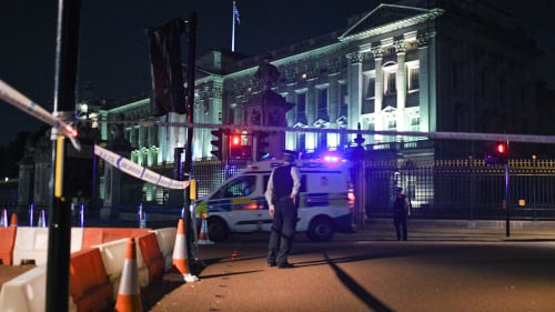 白金漢宮外一名男子手持長劍攻擊警察，事後宮殿外已被封鎖。 