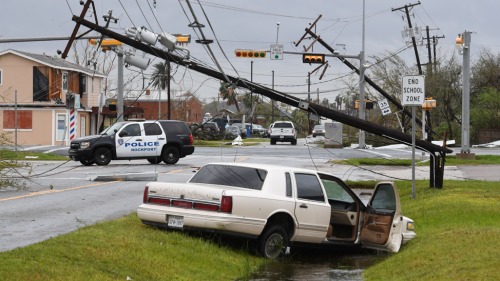 2017年8月26日，德州哈维飓风过后，电线杆被风吹倒。