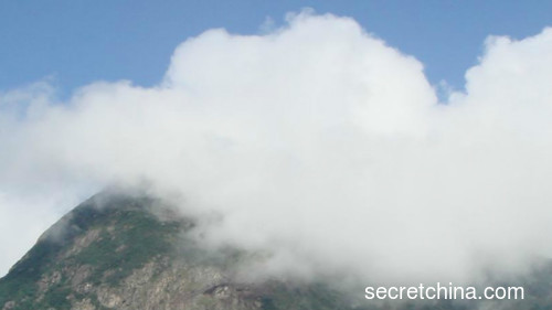 香港大屿山峰顶飘荡的白云。