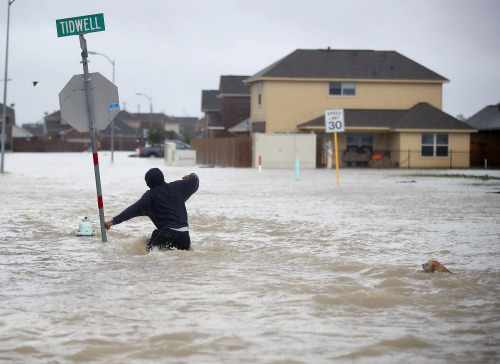 哈維颶風過後，洪水肆虐德州 。