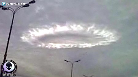 天空驚現神祕環狀雲UFO的時空隧道？