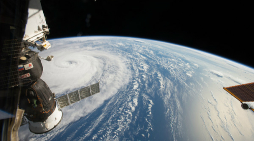 地表最強風暴！NASA緊盯再曝太空照。（圖片來源：太空人Сергей Рязанский‏推特）