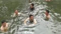河南市長下河游泳「檢驗」水質惹爭議(圖)