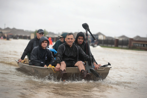 德州東南部暴雨成災 政府民眾多方救援