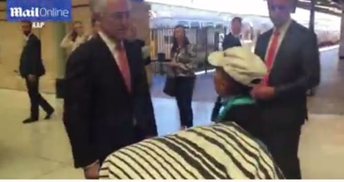 总理搭地铁被当众臭骂去餐厅被逼擦地