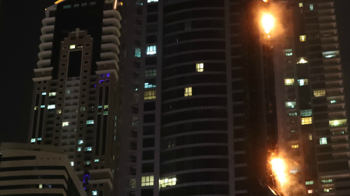 火炬塔樓高79層，大火從大廈底層開始燃燒，濃煙不斷從樓體冒出，現場不斷有碎片從高空落下。 