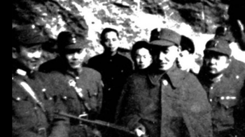 1940年，白崇禧指挥国军在昆仑关两度击败日本王牌钢军后，与蒋介石、第四战区司令长官张发奎（左二）、罗卓英（右二）、美军司令史迪威（右一）合影。