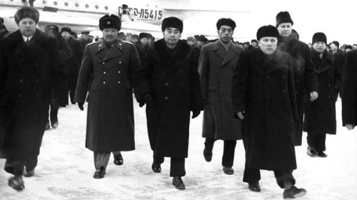 1957年，中共总理周恩来和元帅贺龙出访苏联。