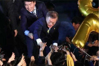 文在寅確認當選總統後，和支持者握手。