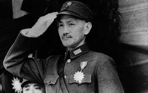 蒋介石指挥国军打赢了抗日战争，是他让中国人民站起来了！