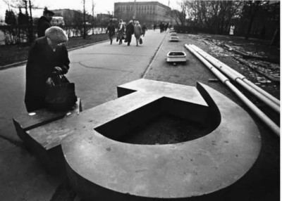 1991年12月，莫斯科，老妇、倒下的镰刀与锤子。