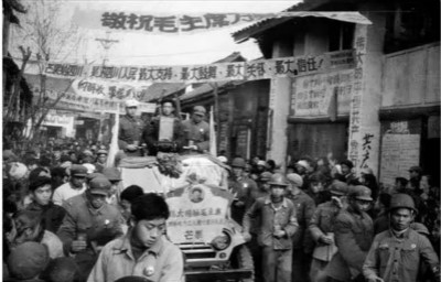 毛泽东只能歌颂，不能詆毀？！图为曾经遍及全国城乡的假芒果崇拜狂潮。
