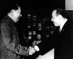 毛泽东接见田中角容。