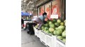 纽约华妇爬上货摊挑西瓜路人看呆(组图)