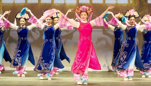 乾隆“格格舞”－－满族女子穿花盆鞋跳舞