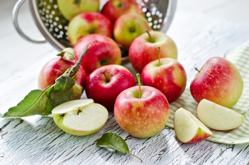 苹果富含果胶，能吸收体内多余的甘油三酯和胆固醇。