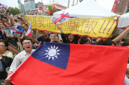 8月31日下午，“台湾英雄大游行”浩浩荡荡的展开了，沿途群众热情欢呼，现场人山人海。 