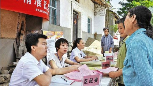 中国各地大搞运动式扶贫闹出不少笑话。
