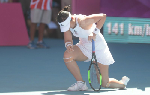 中华队的网球好手李亚轩一路带伤，仍坚持比赛。 