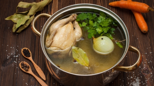 為了讓西哈努克親王吃到地道的雞鴨血湯，要求一碗血湯中的雞卵直徑相同、色澤相同、形狀相同，廚師們殺了108隻雞才找到如此高標準的雞卵。