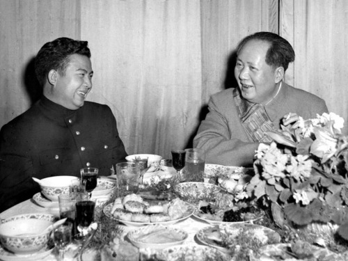 毛澤東與中共高規格接待西哈怒克親王。（網路圖片）