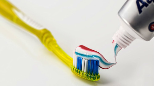 餐后立即刷牙会增加牙齿过敏症状。
