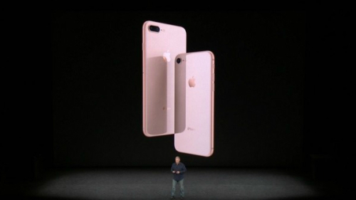 苹果公司在9月13日的新品发表会上正式展出了iPhone 8、iPhone 8Plus与iPhone X等多款新手机。
