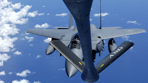 韓國空軍的F-15K戰鬥機與KC-135進行空中加油的情形。