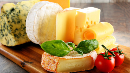 经常吃奶酪能增加齿面钙质，还有美白的功效。