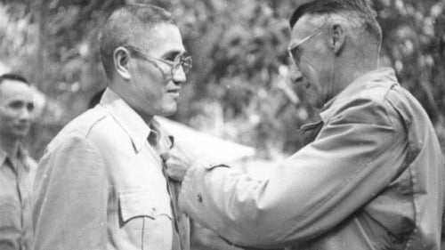 史迪威将军代表罗斯福总统给中国远征军新编22师师长廖耀湘（左）授荣誉勋章