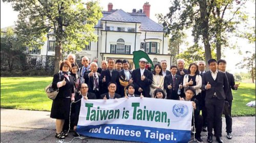 臺灣入聯宣達團在美國拉起「臺灣是臺灣，不是中華臺北」的布條。 