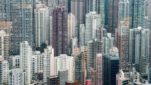 不少人向往的香港城市生活，背后其实隐藏着巨大的经济负担与压力