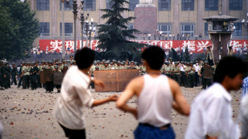 1989年6月4日，当局派出武警对天府广场清场，警方和愤怒的人群发生了激战。