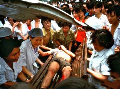 1989年6月4日，一名受重傷的男子被抬進成都一家醫院，