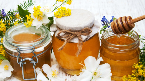 蜂蜜是天然的美容品，有清除血液垃圾，清肠道，排宿便等功效。
