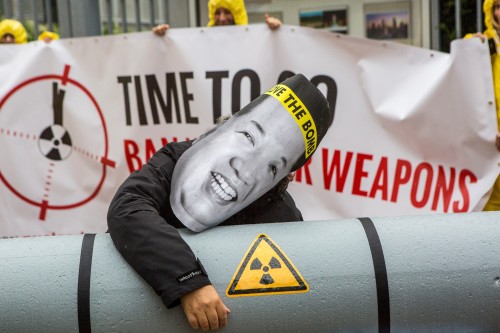 2017年9月13日，在德國柏林的朝鮮大使館外，反對核武維護和平人士戴著金正恩的面具，抱著聚苯乙烯泡沫仿製的核彈，抗議朝鮮製造緊張局勢。