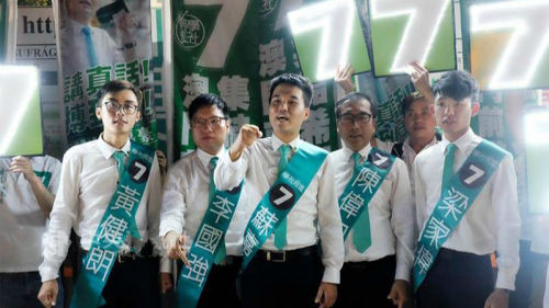 澳门立法会选举结束，新当选的民主派年轻成员苏嘉豪（中）表示，澳门和台湾关系渊源很深，今后将会稳定推动两地关系发展。